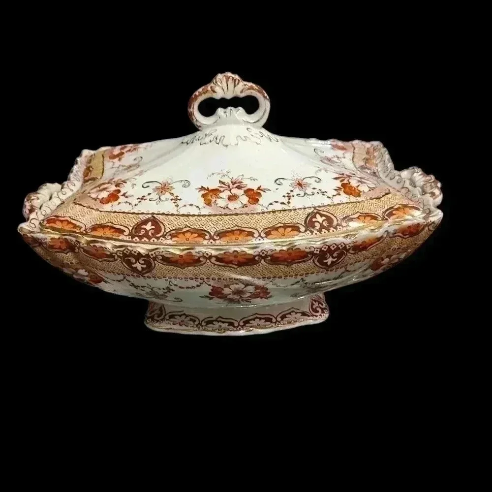 Oval covered vegetable dish *antique*